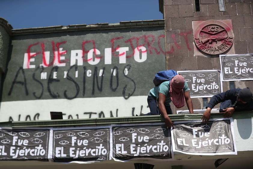 Termina manifestación por los 43 de Ayotzinapa en choques entre policías y normalistas