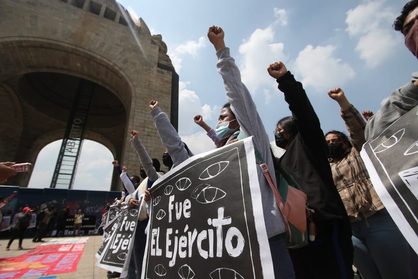 EUM20220924SOC05.JPG
CIUDAD DE MÉXICO. Protest/Protesta-Normalistas.- 24 de septiembre de 2022. Algunos padres de los 43 estudiantes desaparecidos de la normal rural de Ayotzinapa y estudiantes de la misma escuela protestaron frente al Monumento a la Revolución. Foto: Agencia EL UNIVERSAL/Carlos Mejía/EELG