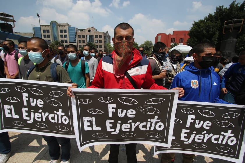 EUM20220924SOC01.JPG
CIUDAD DE MÉXICO. Protest/Protesta-Normalistas.- 24 de septiembre de 2022. Algunos padres de los 43 estudiantes desaparecidos de la normal rural de Ayotzinapa y estudiantes de la misma escuela protestaron frente al Monumento a la Revolución. Foto: Agencia EL UNIVERSAL/Carlos Mejía/EELG