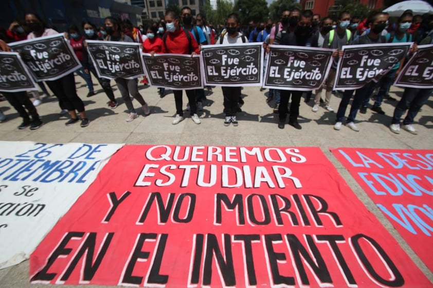 EUM20220924SOC04.JPG
CIUDAD DE MÉXICO. Protest/Protesta-Normalistas.- 24 de septiembre de 2022. Algunos padres de los 43 estudiantes desaparecidos de la normal rural de Ayotzinapa y estudiantes de la misma escuela protestaron frente al Monumento a la Revolución. Foto: Agencia EL UNIVERSAL/Carlos Mejía/EELG