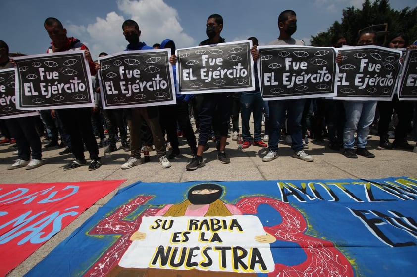 EUM20220924SOC02.JPG
CIUDAD DE MÉXICO. Protest/Protesta-Normalistas.- 24 de septiembre de 2022. Algunos padres de los 43 estudiantes desaparecidos de la normal rural de Ayotzinapa y estudiantes de la misma escuela protestaron frente al Monumento a la Revolución. Foto: Agencia EL UNIVERSAL/Carlos Mejía/EELG