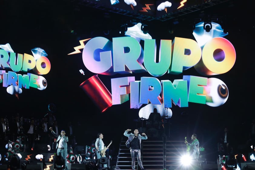 Grupo Firme canta ante miles en el Zócalo de la CDMX