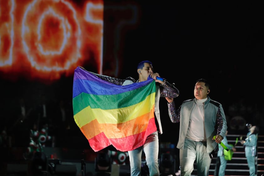 Grupo Firme canta ante miles en el Zócalo de la CDMX