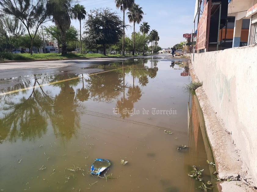 Sobre el bulevar hay oficinas de Simas. No resuelven. Vecinos de 13 colonias afectadas llevan un mes esperando que Simas atienda problema de drenaje.