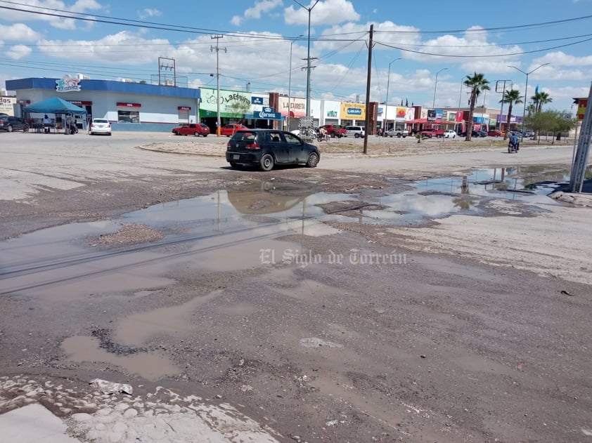 Percances Viales. Son muchos los conductores que han sufrido percances, pues las zonas inundadas de aguas negras ya presentan hundimientos y enormes baches, por los cuales vehículos han sufrido daños.