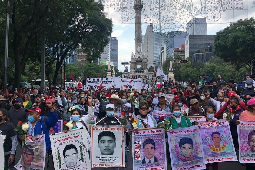 Marchan en CDMX a 8 años del caso Ayotzinapa