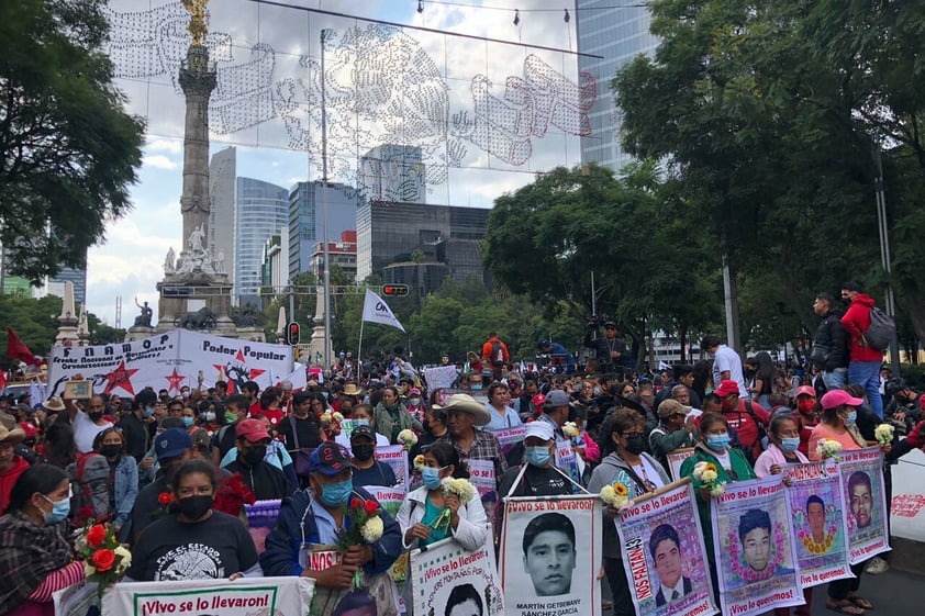 Marchan en CDMX a 8 años del caso Ayotzinapa