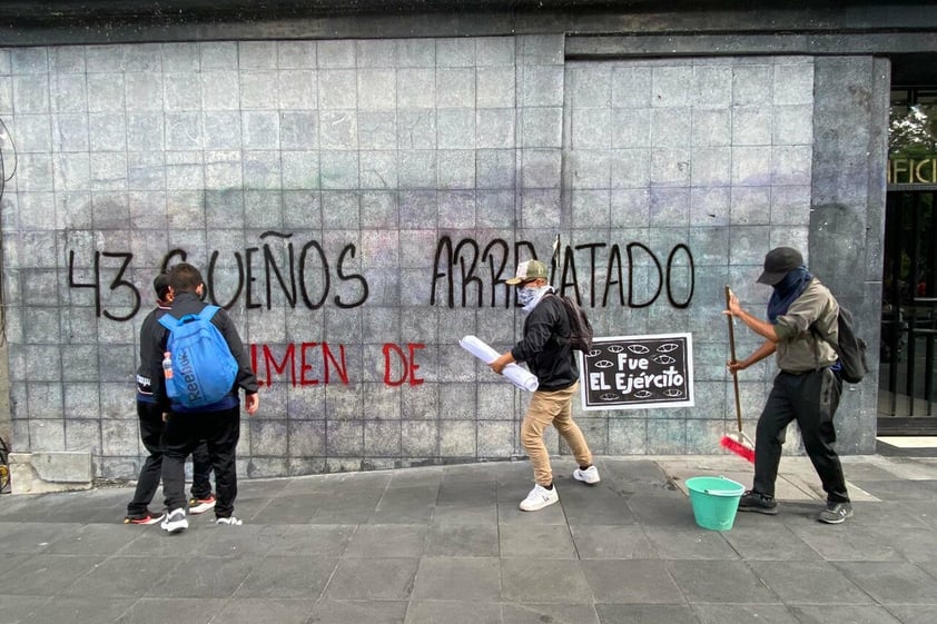 Marchan en CDMX a 8 años del caso Ayotzinapa