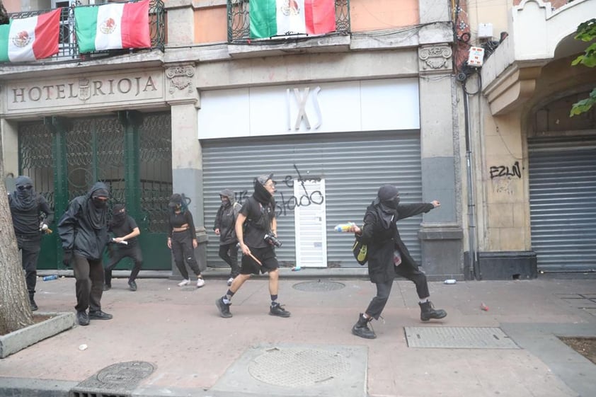 Marchan en CDMX a 8 años del caso Ayotzinapa