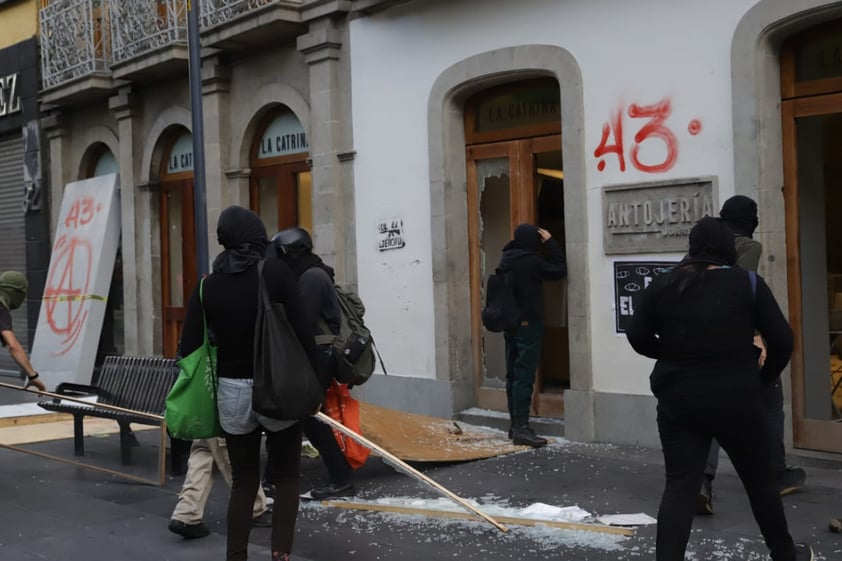 Marchan en CDMX a 8 años del caso Ayotzinapa