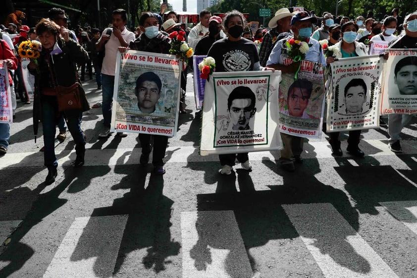 Marchan en CDMX a 8 años del caso Ayotzinapa