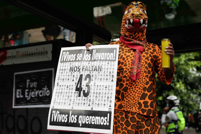 Marchan en CDMX a 8 años del caso Ayotzinapa