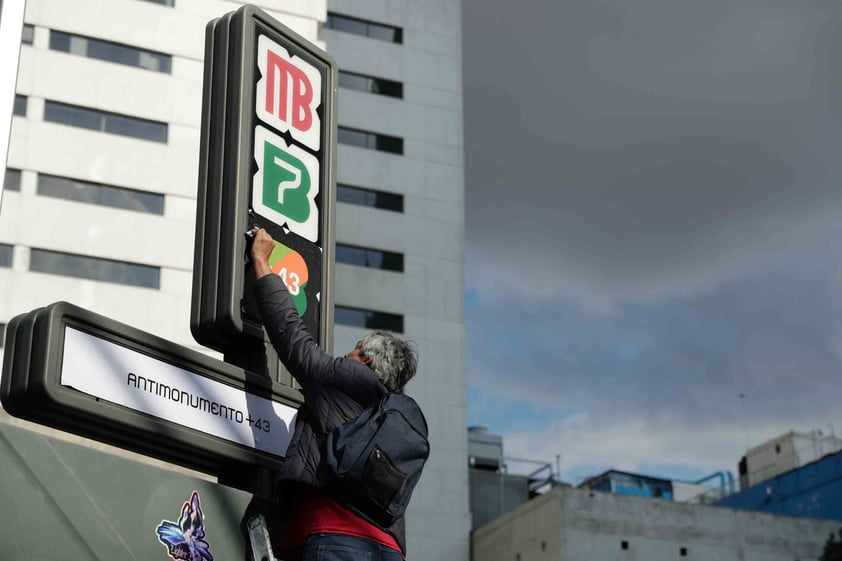 Marchan en CDMX a 8 años del caso Ayotzinapa