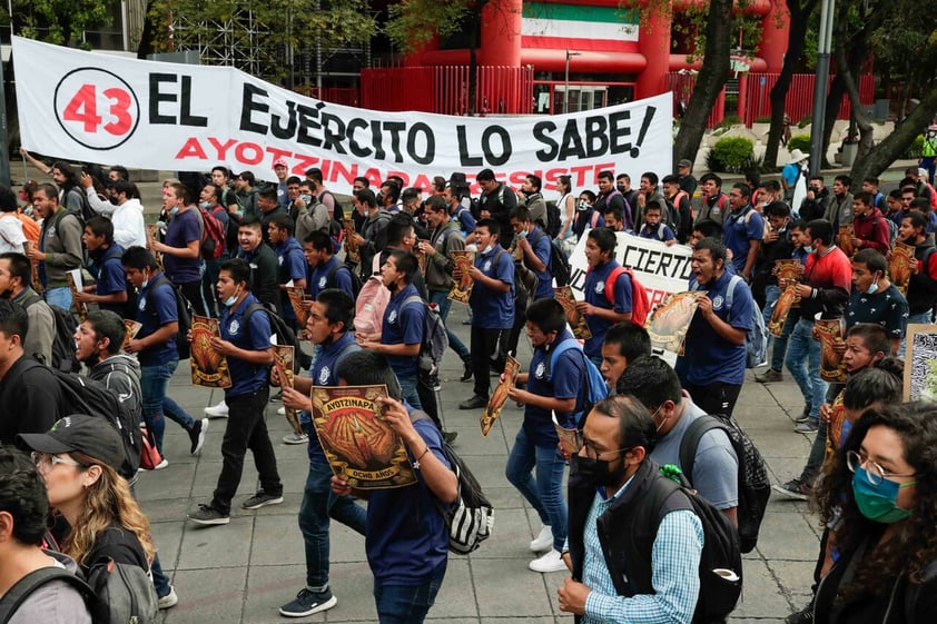 Marchan en CDMX a 8 años del caso Ayotzinapa