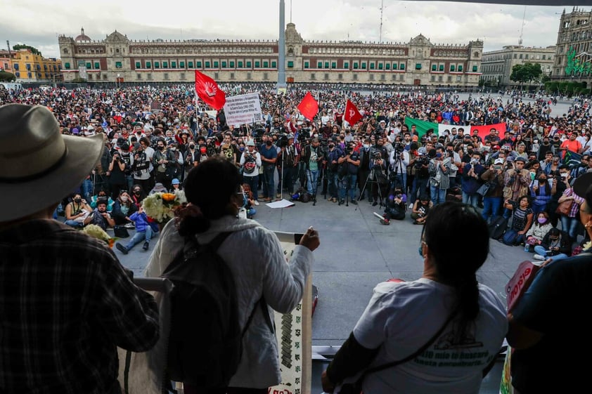 Marchan en CDMX a 8 años del caso Ayotzinapa