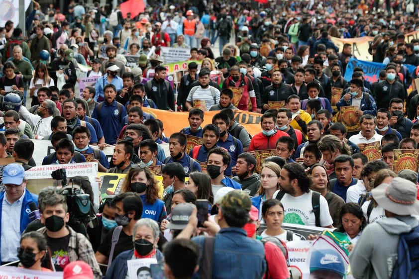 Marchan en CDMX a 8 años del caso Ayotzinapa