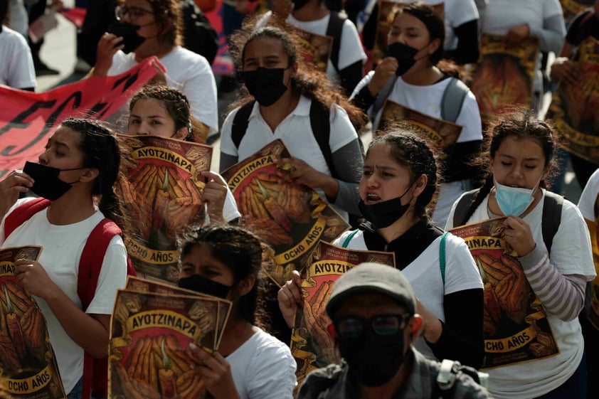 Marchan en CDMX a 8 años del caso Ayotzinapa