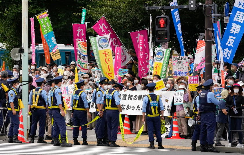 Divide funeral de Shinzo Abe a Japón