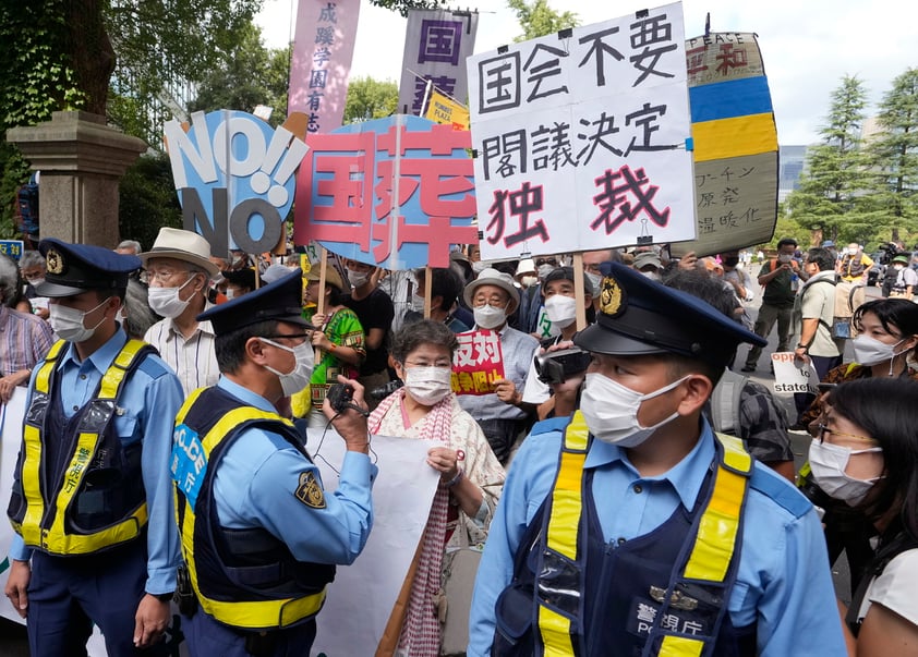 Divide funeral de Shinzo Abe a Japón