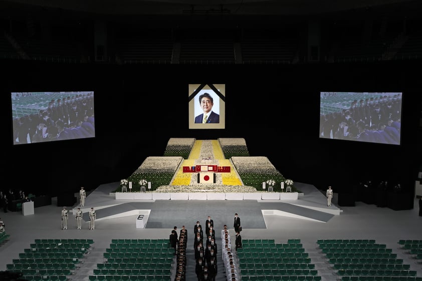 Divide funeral de Shinzo Abe a Japón