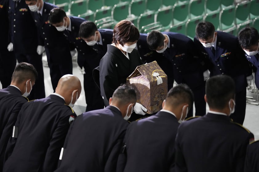 Divide funeral de Shinzo Abe a Japón