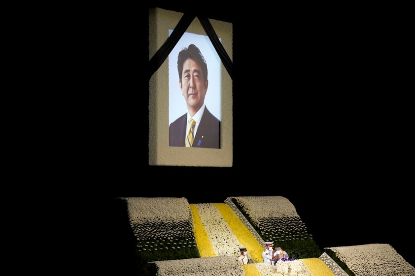 Divide funeral de Shinzo Abe a Japón