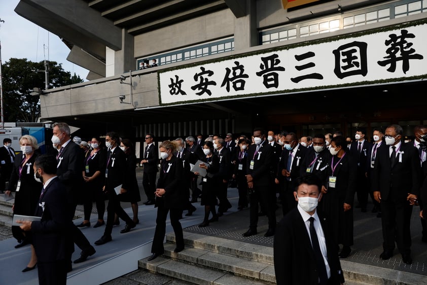 Divide funeral de Shinzo Abe a Japón