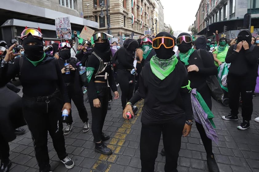 EUM20220928SOC20.JPG
CIUDAD DE MÉXICO. Protest/Protesta-Proaborto.- 28 de septiembre de 2022. Encapuchadas realizan pintas durante la movilización de colectivos femenistas en la Ciudad de México por el Día de Acción Global por el Acceso al Aborto Legal y Seguro, también denominado 28S. Foto: Agencia EL UNIVERSAL/Fernanda Rojas/EELG