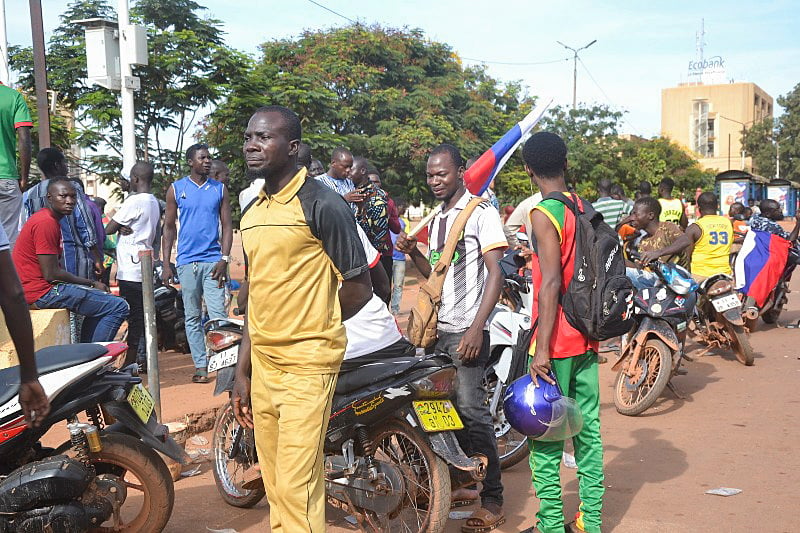 Ougadougou (Burkina Faso), 30/09/2022.- People gather on a street in Ouagadougou, Burkina Faso, 30 September 2022. Gunshots have been heard near the presidential palace in Ouagadougou with what some residents claim to be an alleged coup attempt. Access has been blocked by the military to some government buildings including the national assembly and the national broadcaster. In January 2022 the current head of state, Lt-Col Paul-Henri Damiba, ousted President Roch Kabore through a coup. Lieutenant Colonel Paul-Henri Damiba has called for calm. (Golpe de Estado) EFE/EPA/ASSANE OUEDRAOGO