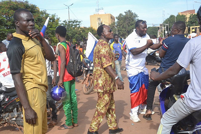 Ougadougou (Burkina Faso), 30/09/2022.- People gather on a street in Ouagadougou, Burkina Faso, 30 September 2022. Gunshots have been heard near the presidential palace in Ouagadougou with what some residents claim to be an alleged coup attempt. Access has been blocked by the military to some government buildings including the national assembly and the national broadcaster. In January 2022 the current head of state, Lt-Col Paul-Henri Damiba, ousted President Roch Kabore through a coup. Lieutenant Colonel Paul-Henri Damiba has called for calm. (Golpe de Estado) EFE/EPA/ASSANE OUEDRAOGO