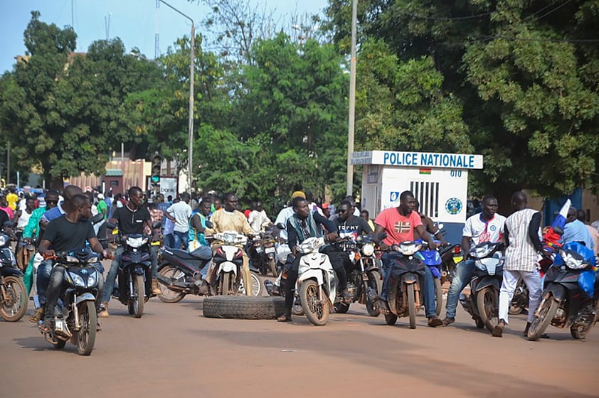 Ougadougou (Burkina Faso), 30/09/2022.- Men on motorcycles gather on a street in Ouagadougou, Burkina Faso, 30 September 2022. Gunshots have been heard near the presidential palace in Ouagadougou with what some residents claim to be an alleged coup attempt. Access has been blocked by the military to some government buildings including the national assembly and the national broadcaster. In January 2022 the current head of state, Lt-Col Paul-Henri Damiba, ousted President Roch Kabore through a coup. Lieutenant Colonel Paul-Henri Damiba has called for calm. (Golpe de Estado) EFE/EPA/ASSANE OUEDRAOGO