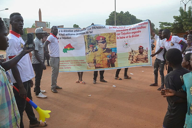 Ougadougou (Burkina Faso), 30/09/2022.- People hold a banner that calls for the release of Lieutenant Colonel Emmanuel Zoungrana in Ouagadougou, Burkina Faso, 30 September 2022. Gunshots have been heard near the presidential palace in Ouagadougou with what some residents claim to be an alleged coup attempt. Access has been blocked by the military to some government buildings including the national assembly and the national broadcaster. In January 2022 the current head of state, Lt-Col Paul-Henri Damiba, ousted President Roch Kabore through a coup. Lieutenant Colonel Paul-Henri Damiba has called for calm. (Golpe de Estado) EFE/EPA/ASSANE OUEDRAOGO