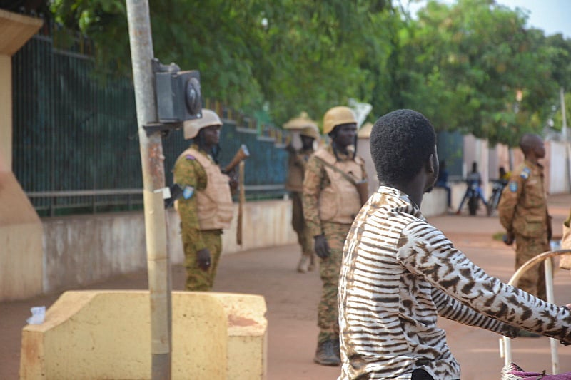 Ougadougou (Burkina Faso), 30/09/2022.- A man on a motorcycle looks down a street that has been closed by Burkina Faso military in Ouagadougou, Burkina Faso, 30 September 2022. Gunshots have been heard near the presidential palace in Ouagadougou with what some residents claim to be an alleged coup attempt. Access has been blocked by the military to some government buildings including the national assembly and the national broadcaster. In January 2022 the current head of state, Lt-Col Paul-Henri Damiba, ousted President Roch Kabore through a coup. Lieutenant Colonel Paul-Henri Damiba has called for calm. (Golpe de Estado) EFE/EPA/ASSANE OUEDRAOGO