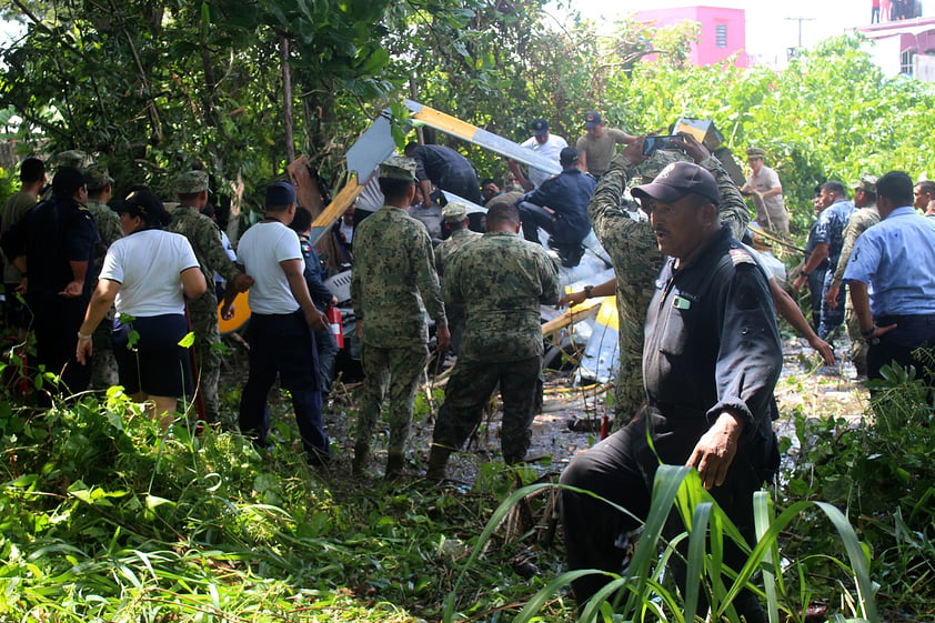 MEX5620. CENTLA (MÉXICO), 01/10/2022.- Fotografía cedida por Neftalí Ortiz que muestra a integrantes del Ejército Mexicano durante labores de rescate de un helicóptero de la Marina accidentado hoy, en el municipio de Centla, Tabasco (México). Tres marinos mexicanos murieron y dos más resultaron heridos tras un accidente de un helicóptero en Tabasco, en el sureste del país, informó este sábado la Secretaría de Marina (Semar). EFE/ Neftalí Ortiz SÓLO USO EDITORIAL/SÓLO DISPONIBLE PARA ILUSTRAR LA NOTICIA QUE ACOMPAÑA (CRÉDITO OBLIGATORIO)