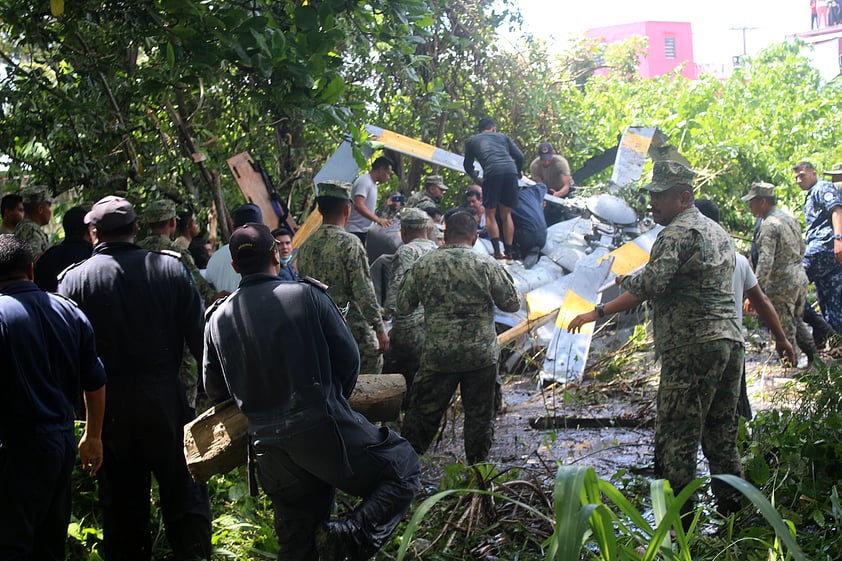 MEX5620. CENTLA (MÉXICO), 01/10/2022.- Fotografía cedida por Neftalí Ortiz que muestra a integrantes del Ejército Mexicano durante labores de rescate de un helicóptero de la Marina accidentado hoy, en el municipio de Centla, Tabasco (México). Tres marinos mexicanos murieron y dos más resultaron heridos tras un accidente de un helicóptero en Tabasco, en el sureste del país, informó este sábado la Secretaría de Marina (Semar). EFE/ Neftalí Ortiz SÓLO USO EDITORIAL/SÓLO DISPONIBLE PARA ILUSTRAR LA NOTICIA QUE ACOMPAÑA (CRÉDITO OBLIGATORIO)