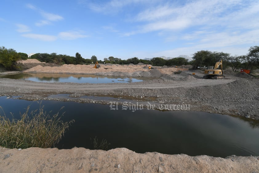 La zona donde estará la presa derivadora. ASL consiste en potabilizar agua del río Nazas para consumo humano, para lo cual se realizan diferentes obras en el río y zonas aledañas al ejido San Jacinto. La zona que se ve en la imagen es donde estará la presa derivadora, misma que tiene un 30% de avance físico hasta el momento.