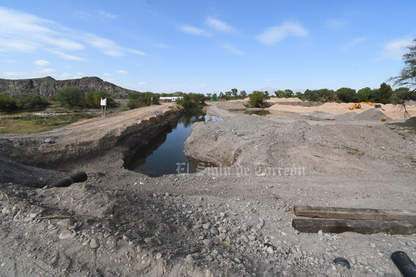 La derivadora es la primera obra y así va. La presa derivadora es la primera obra, la principal, sin la cual no puede funcionar todo el proyecto, porque es la que conducirá el agua hacia un cárcamo que aún no existe y de ahí la tubería (no instalada) la conducirá.