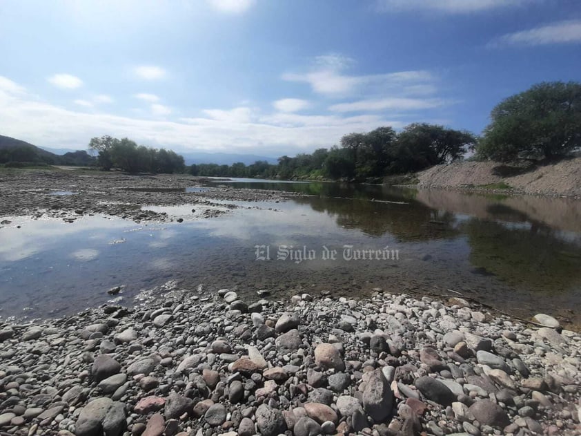 Este es el cauce del río. Por esta parte está el cauce del río y por ahí se desvía el agua gracias a una obra provisional para poder trabajar en la otra parte de la derivadora.