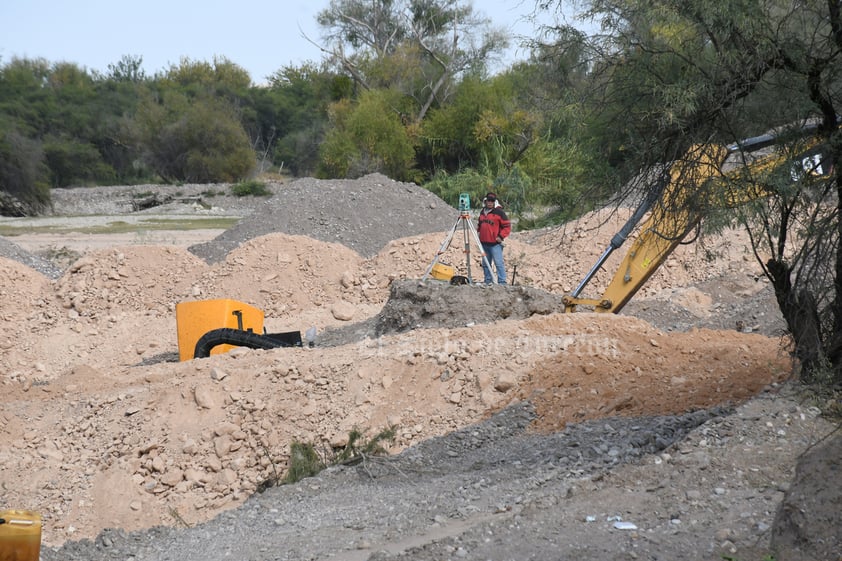 Maquinaria pesada y trabajadores. En el lugar hay hombres trabajando y maquinaria pesada, pero la obra de la derivadora, cuyo inicio se anunció en mayo, pudo arrancar en forma hasta hace 20 días debido a la avenida del río entre otros factores. Originalmente duraría 4 meses.