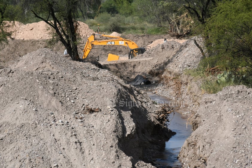 Resecan el área para poder trabajar. Maquinaria pesada está trabajando para resecar una parte del río donde estará la derivadora. El agua que se ve en la imagen es bombeada y conducida por ese pequeño canal artificial hacia el cauce normal del río.