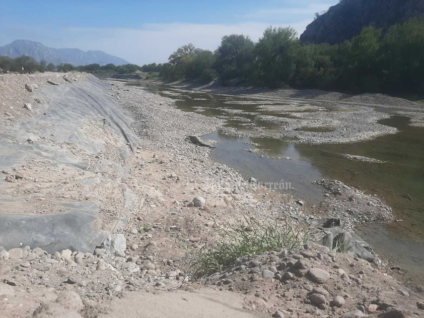 Este bordo de terreno (lona) es artificial. En la zona se creó con maquinaria un bordo recubierto con una lona para evitar filtraciones por donde pasa el río, pero en la anterior avenida del Nazas de cualquier manera hubo filtraciones que retrasaron toda la obra.