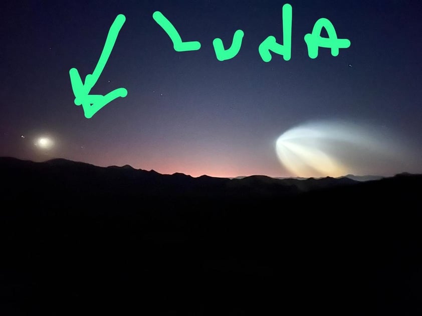 Captan estela de luz sobrevolando el cielo de La Laguna