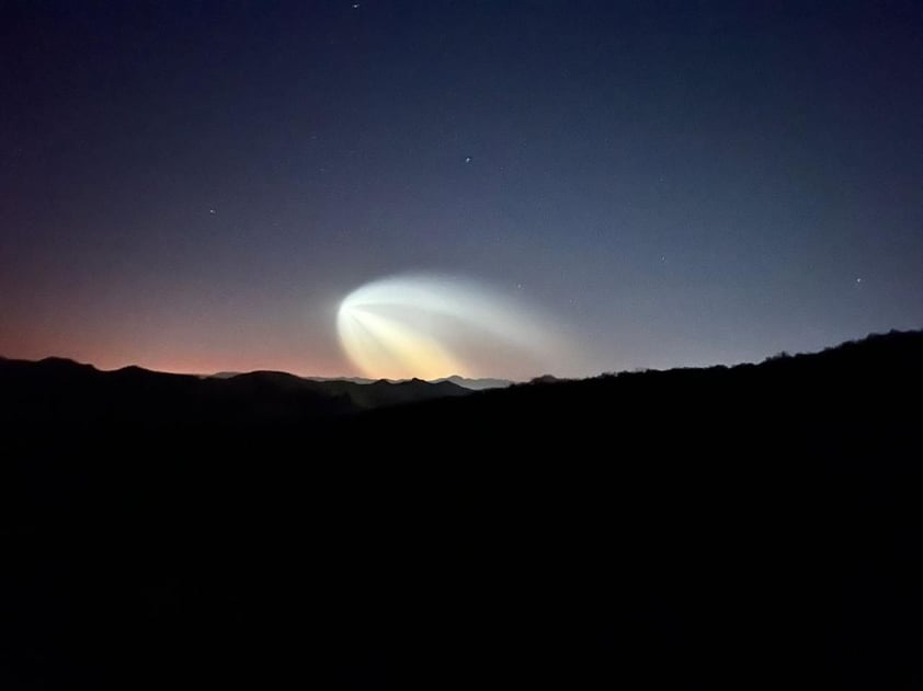 Captan estela de luz sobrevolando el cielo de La Laguna