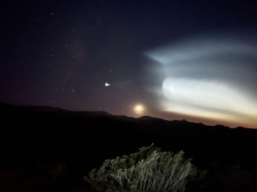 Captan estela de luz sobrevolando el cielo de La Laguna