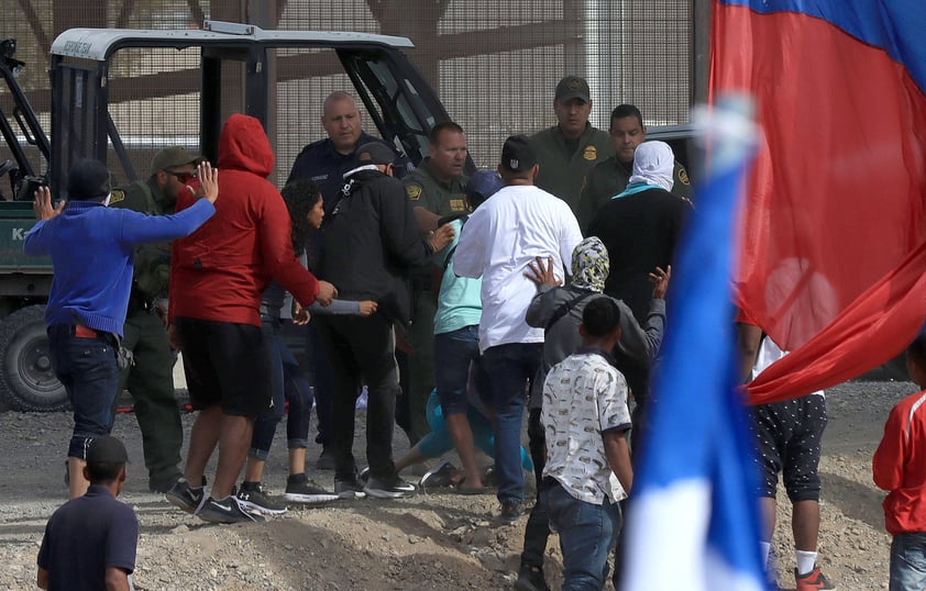 Patrulla Fronteriza dispersa protesta de migrantes venezolanos en frontera de Ciudad Juárez