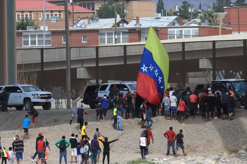 Patrulla Fronteriza dispersa protesta de migrantes venezolanos en frontera de Ciudad Juárez