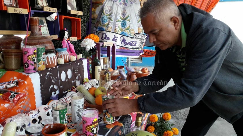 Escuelas de La Laguna viven el Día de Muertos con sus tradicionales altares