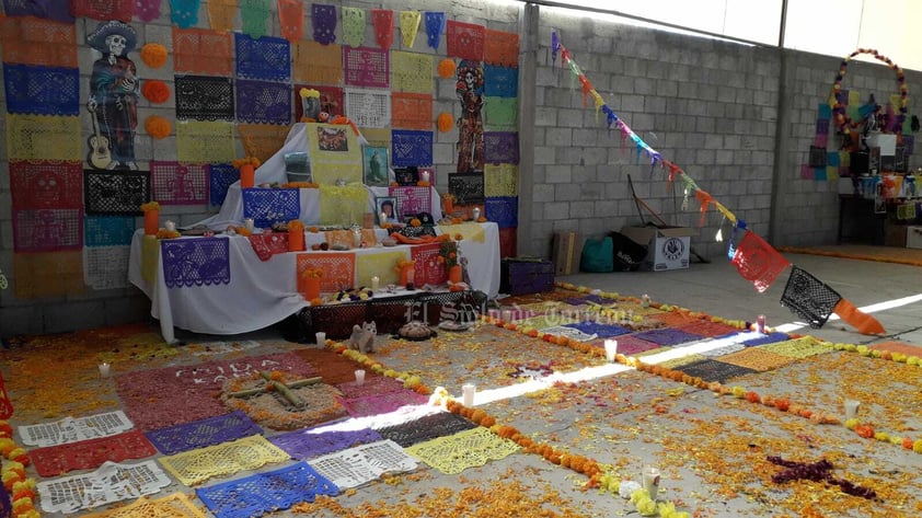 Escuelas de La Laguna viven el Día de Muertos con sus tradicionales altares