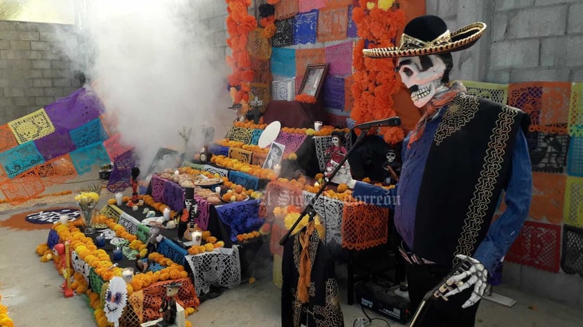 Escuelas de La Laguna viven el Día de Muertos con sus tradicionales altares