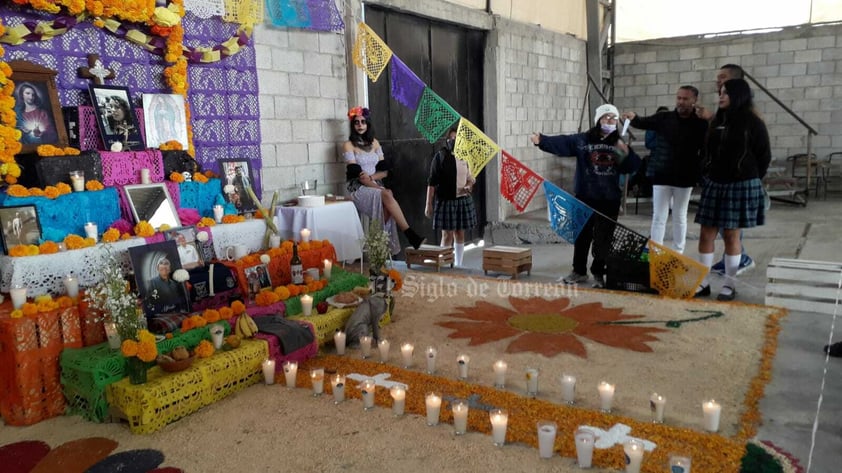 Escuelas de La Laguna viven el Día de Muertos con sus tradicionales altares